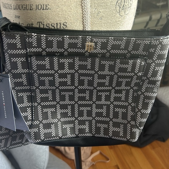 Tommy Hilfiger Black & Gray Logo Crossbody Bag - NWT - Picture 2 of 5